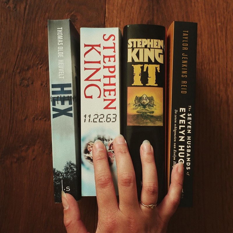foto bookstagrammer @romi.reads met diverse boeken Stephen King